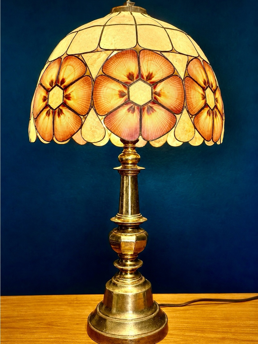 Vintage Brass Capiz Shell Floral Lamp 22” Mid Century Hollywood Regency Works